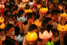 胡志明市法华寺举办的佛诞花灯节吸引了众多佛教徒和民众前来参加。（组委会供图）