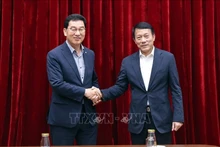 越共中央政治局委员、公安部长梁三光大将在河内会见了韩国国会行政安全委员会委员长Shin Jung Hoon。（图片来源：越通社）