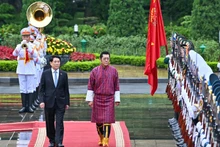 越南国家主席梁强主持隆重的国宾仪式欢迎不丹国王与王后访问。