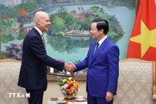 越南政府副总理陈红河会见了荷兰驻越南大使凯斯·范·巴尔。