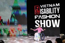 越南首个残疾人时装秀正式亮相。
