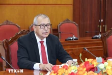 墨西哥劳动党中央政治局委员、墨西哥众议院对外事务委员会主席佩德罗·巴斯克斯(Pedro Vazquez)在会见时发表讲话。(图片来源:越通社)