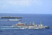 印度INS Visakhapatnam号 和 INS Aditya号军舰。(图片来源:越通社)