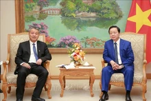 越南政府副总理陈红河在政府驻地会见了中铁六局集团总经理王波。（图片来源：越通社）