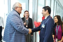 越南外交部副部长黎英俊来到内排国际机场迎接新西兰议会议长格里·布朗利。（图片来源：越通社）