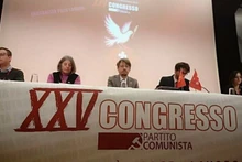 瑞士共产党总书记马西米利亚诺·艾（中）出席瑞士共产党代表大会。（图片来源：越通社）