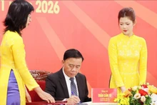 越共中央政治局委员、书记处常务书记陈锦绣签字，正式发行庆祝越共十四大的专题邮票。