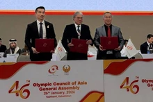 柬埔寨国家奥林匹克委员会秘书长瓦占伦与金边市副市长森·万纳同亚洲奥林匹克理事会代理主席蒂莫西·福克斯签署了关于柬埔寨主办2031年第五届亚洲青年运动会的承办协议。（图片来源：柬埔寨国家奥林匹克委员会）