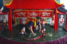 向后代传授水上木偶戏知识。（耀玉 摄）