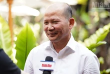 乌奇·莱昂先生接受《人民报》社记者的采访。