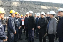 苏林总书记和范明正总理以及党和国家其他领导莅临广宁省向煤矿工人致以新春祝福。