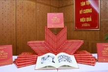 《越南国会80年——历史印记》一书发布。（图片来源：VGP）