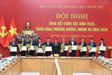 越共中央政治局委员、政府党委书记、政府总理范明正向政府党委的优秀个人颁发奖状。