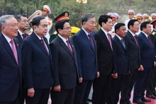 出席越共十四大代表们入陵瞻仰胡志明主席。（图片来源：越通社）