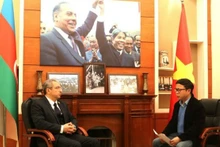 阿塞拜疆驻越大使肖夫吉·卡迈勒·奥卢·梅赫迪扎德接受越通社记者采访。（图片来源：越通社）