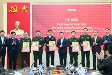 越共中央委员、《人民报》社总编辑、中央宣教与民运部副部长、越南新闻工作者协会主席黎国明和各单位领导向边境和海洋岛屿地区的干部、战士赠送2026丙午年春节特刊。
