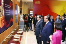 前越共中央总书记农德孟、国会主席陈青敏同各位代表参观越南国会博物馆。（图片来源：越通社）