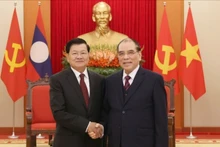 原越共中央总书记农德孟会见老挝人民革命党中央总书记、国家主席通伦·西苏里。（图片来源：VGP）