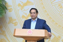 政府总理范明正在会上发表指导性讲话。