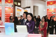 “越南共产党历次全国代表大会”资料专题展展出近800件资料。（图片来源：VGP）
