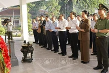 越南国会主席陈青敏在阮生色副榜坟墓上香。（图片来源：越通社）