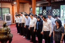越南国会主席陈青敏率工作代表团前往7·27国家级历史遗迹区、纪念北太91队915连青年突击队员的国家级历史遗迹区敬香敬献花圈。