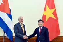 越南外交部常务副部长阮明宇（右）和古巴外交部第一副部长赫拉尔多·佩尼亚尔韦尔·波塔尔。（图片来源：外交部供图）