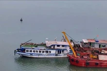 截至20日凌晨1时40分，编号QN-7105的“蓝湾58号”游船已被打捞并拖至岸边。