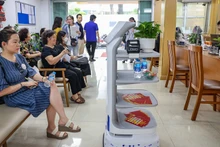 河内市南门坊公共行政中心的智能AI机器人正式运营。（图片来源：工贸报）