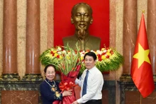 前国家副主席、越南助学协会主席阮氏缘向国家主席梁强送鲜花。