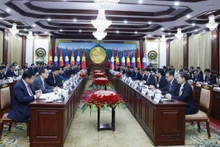 越共中央总书记苏林与老挝人革党中央总书记、国家主席通伦举行会谈。（图片来源：越通社）