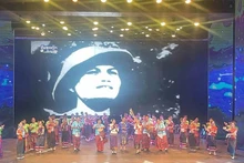 歌颂凯山·丰威汉（Kaysone Phomvihane）主席的文艺表演节目。（维全 摄）