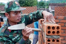 “光忠行动”：加速为西茶高山区民众重建住房。（图片来源：越通社）