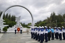 海外越南人国家委员会、波兰黄沙-长沙俱乐部以及“致力于越南海洋岛屿”欧洲越南人联络委员会在鬼鹿角礁战士纪念区进香。（图片来源：越通社）