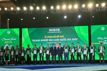 向20家在可持续发展、环境保护以及透明治理方面表现突出的企业颁发认证证书。