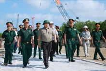 越南政府总理范明正实地考察金瓯省地角地区交通基础设施项目。（图片来源：VGP）