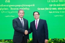 越南政府总理范明正与柬埔寨首相洪玛奈举行会谈。