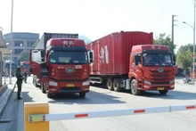 附图：越中在谅山口岸试点开展货物运输双向放行。（图片来源：越通社）
