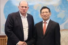 越南政府副总理胡德福会见友邦保险集团董事长马克·塔克。（图片来源：VGP）