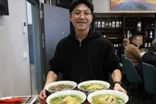 向德国友人推介越南河粉。