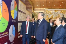 苏林总书记参观了展示新闻机构数字化转型成果的展区。