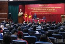 越共中央总书记苏林会见越南驻老挝大使馆工作人员和旅老越侨代表。