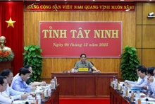 政府总理范明正12月8日与西宁省委常委会就2025年经济社会发展情况、2026年工作方向、任务以及推动西宁快速、可持续发展的政策措施举行工作会议。（图片来源：VGP）