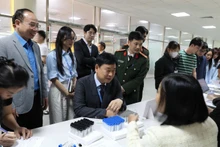 为7个省市劳动者提供免费体检。（图片来源：越南法律报）