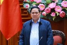 政府总理范明正在会上发表讲话。 （图片来源：越通社）