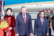 越南共产党中央委员会总书记苏林和夫人吴芳璃率领越南高级代表团的欢迎仪式在老挝万象瓦岱国际机场举行。