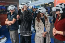 在还剑湖步行街举办的2025年越南国家创新创业节上，当地居民和游客体验了虚拟现实技术。（图片来源：越通社）