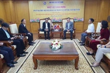 12月8日晚，老挝记者协会主席沙万坤·拉沙蒙迪率团来访越南新闻工作者协会并进行了座谈交流。（图片来源：越通社）