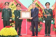 越共中央总书记、中央军委书记苏林向国防部第二总局授予胡志明勋章。(登科 摄)