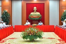 越共中央总书记苏林主持召开越共十四大文件小组第三次会议。(登科 摄)